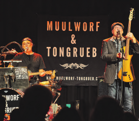 Muulwurf (Franz Amrein, links) und Tongrueb (Nicolas Mieg) servierten ihrem Publikum abwechslungsreich wahre Geschichten und erfundene Wahrheiten. (Bild: Sepp Stocker)