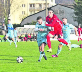 Unterschiedliche Stimmungslagen: Der Zofinger Mihailo Mijatovic im roten Dress überrennt Gianni Barile, der später am Abend eine zweite gelbe Karte kassiert und vom Platz fliegt. Bild: Otto Lüscher)