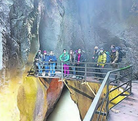 Auf Turnfahrt: Der DTV Oberkulm in der Aareschlucht. (Bild: zVg.)