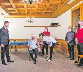 Erste Impfung gegen das Coronavirus im Kanton Aargau: Agatha Baumann im Pflegeheim Auhof in in Au-Veltheim. Gesundheitsdirektor Jean-Pierre Gallati (l.) war vor Ort. (Bild: zVg.)