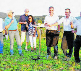 Weindegustation in wundervoller Umgebung: Die Bözer Rebleute stellten ihre Spezialitäten in familiärer Atmosphäre vor. (Bilder: st.)