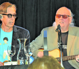 Ein eingespieltes Team: Pedro Lenz (li.,) und Gogo Frei gestalten diese literarischen Abende zusammen. (Bild: Frieda Steffen)