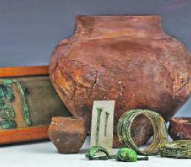 Am Kulturerbe-Tag in Seon zu sehen: Reiche Grabausstattungen aus zwei Grabhügelnekropolen sind im Dorfmuseum ausgestellt. (Bild: zVg.)