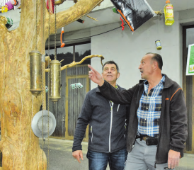 Zwei Weggefährten vor dem grossen Geschenkbaum: Werner Siegrist (re.) erklärt Hans Rudolf Fischer die Bedeutung der Symbolik. (Bilder: st.)