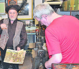 Seltene Exponate kurzfristig eingetroffen: Bruno Altherr, Besitzer der Gutenbergwerkstatt in Reitnau, spricht begeistert über die Qualität alter Farbdrucke.