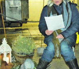 Eine besinnliche Einlage: Sylvia Olschimke erzählte die wundersame Geschichte einer glücksbringenden Glocke, analog zum Adventsfenster. (Bild: st.)