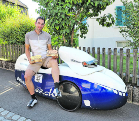Ein fast unzertrennliches Gespann im Alltag wie beim Sport: Christoph Rindlisbacher holte mit seinem vollverschalten Liegerad den Weltmeister in der Gesamtwertung und Platz 3 in einer der Einzelwertungen. (Bild: rc.)