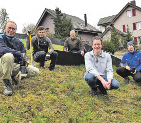 Damit die Amphibien sicher zur Unterführung gelangen, haben freiwillige Helfer um Pro-Natura-Geschäftsführer Matthias Betsche (im grauen Pulli) Amphibien-Zäune aufgebaut. (Bild: zVg.)