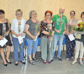 Die Jubilare nahmen persönlich ihre Rose entgegen: (v.l.n.r.) Claudia Petersen, Rebekka Pasquier, Vreni Jordi, Corinne Herger, Silja Coutsicos, Simon Kavas, Simone Peyer, Dora Basler, Bettina Kohler und Rosi Bäni. (Bilder: aw.)