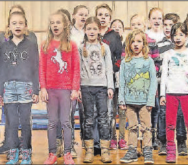 Zur Wiedereröffnung des Bottenwiler Mehrzweckgebäudes sangen die Bottenwiler Schülerinnen und Schüler den Bruce-Low-Song «Das alte Haus von Rocky Docky». (Bilder: Alfred Weigel)
