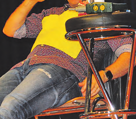 «Ganz arg luschtig»: Der Italo-Schwabe Heinrich del Core wusste sein Publikum im Forum Seon bestens zu unterhalten. (Bilder: hh.)