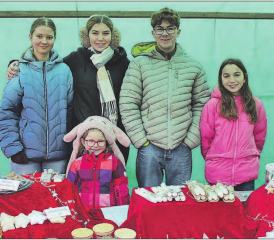 Junges Team am Stand der reformierten Kirchgemeinde: Praktische Ergebnisse eines Workshops als Geschenke. (Bilder: grh)