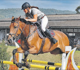 Trotz Regenschauer fehlerfrei im Stechen: Melissa Pichierri vom RV Hallwil auf Lazy Luiz auf dem Weg zu Rang 4. (Bilder: aw.)