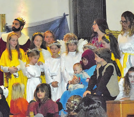 Alles wurde auch hier gut: Maria wiegte ein echtes Baby aus Fleisch und Blut auf ihrem Schoss. Engel, Hirten und die drei Könige werden die frohe Botschaft weiter verkünden. (Bilder: st.)