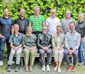 Haben viel Herzblut und Freizeit in die Schöftler Gwärbi investiert (stehend v.l.): Michael Meier (Bau), UlrichWatzel (Finanzen), David Faes (Sicherheit), Daniel Brunner (Bau), Daniel Hunziker (Gastronomie), Peter Zürcher (Unterhaltung); (sitzend v.l.): Dieter Bär (Tombola), Katja Struck (Sekretariat), Johannes Lehner (Präsidium), Claudia Salm (Vize-Präsidium), Markus Stutz (Marketing). (Bild: zVg.)