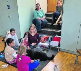 Die Lesehunde machten es sich zwischen den jungen Leserinnen und Lesern gemütlich und lauschten den Geschichten.