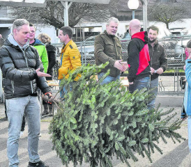 Sprechen noch die Wurftechnik im Familienwettbewerb ab: André und Tochter Alessia Dennler schleuderten den Weihnachtsbaum zum zweiten Rang. (Bild: aw.)