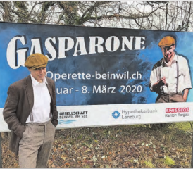 «Gasparone» vor seinem Plakat am Dorfeingang in Lenzburg. (Bild: pd.)