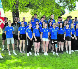 Endlich im Schatten: Für das Gruppenbild wechselte die Turnerfamilie unter den kühlen Schatten eines grossen Baumes. (Bilder: st.)