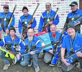 Zweiter Aargauer Mannschaftsmeistertitel Gewehr 300m für die SG Leutwil: (hinten v.l.) Werner Neeser, Hanspeter Gloor, Matthias Lüscher, Hansueli Lüscher; (kniend) Marco Lüscher, Dieter Müller, Christian Gloor und Bruno Emori.