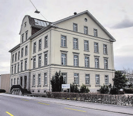 Ein Opfer des neuen Standortkonzepts: Im Zuge der Auflösung vom KV Lenzburg Reinach, wird auch für das KV-Schulhaus Reinach ein neuer Verwendungszweck gefunden werden müssen. (Bild: mars.)