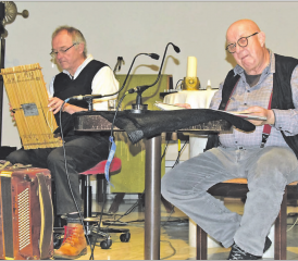 Ein einfühlsames Team: Hanspeter Bader (re.) und Ben Jeger anlässlich einer Bichsel-Lesung in der katholischen Pfarrei Schöftland. (Bild: Frieda Steffen)