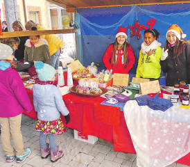 Auch die Jungen waren mit Begeisterung dabei: An diesem Stand gab es selbstgemachte Süssigkeiten zu kaufen.