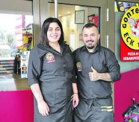 In der eigenen Beiz im «Gontenschwiler Eck»: Umut Selvi führt den Betrieb als Koch und Gastgeber und freut sich mit seiner Schwester und Geschäftsführerin Hatun Selvi auf hungrige Gäste. (Bild: rc.)