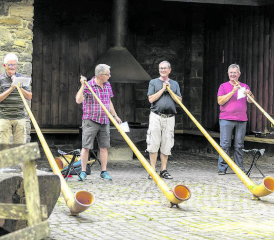 Die Alphorngruppe Pfeffikon bei der Probe: (v.l.) Daniel Künzli, Ernst von Känel, Rudolf E. Brülisauer (Präsident der Alphorngruppe Pfeffikon) und Urs Steiger. (Bilder: Dominique Rubin)