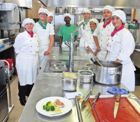 12.30 Uhr – Glückliche Küchencrew: Alles hat geklappt, 200 Mittagessen wurden bereitgestellt.