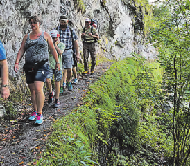 Im kühlen Schatten der Hitze entflohen: Auf dem Wanderweg am Südufer des Klöntalersees sind die exponierten Stellen gut mit Seilen gesichert. (Bild: zVg.)