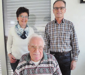 Besuch von einer Delegation des Rickenbacher Gemeinderates: Hans Dätwyler mit Gemeinderätin Ruth Künzli-Galliker und Gemeindeschreiber Stefan Huber. (Bild: zVg.)