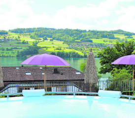 Genuss pur: Ein Pool fernab von Alltagsstress und eine Aussicht, wie sie schöner kaum sein könnte. (Bilder: grh)