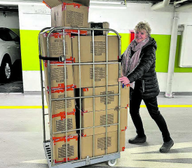 Da ist einiges zusammen gekommen: Ein normales ‹Poschtiwägeli› reichte nicht mehr, als Helen Dietsche im Dezember die 240 Kuscheldecken bei Coop abgeholt hat.