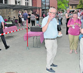 Diskutieren angeregt beim Take-Away: Schöftler Einwohner und Gemeinderäte (Bilder: aw.)