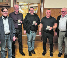 Empfänger der Verdienstmedaillen v.l.n.r.: Sandra Berg Vorstand BSV Kulm, Hansueli Bolt, Sportschützen Teufenthal, Monika Holliger, SG Gontenschwil, Marc Hess, SG Gontenschwil und Hans Schärer Präsident BSV Kulm. (Bild: zVg.)