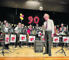 Gelungene Geburtstagsfeier: Präsidentin Brigitte Siegenthaler und Dirigent Jörg Gurtner mit dem Akkordeonorchester Oberentfelden/Schöftland. (Bild: Jil Lüscher)