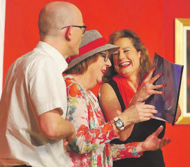 Das «Liebesnest» soll verkauft werden: Dirk Scharrenbach, Margrith Hunziker und Anita Häusermann (v.l.) studieren die Verkaufsdokumentation für die Ferienwohnung, die «Barbara Toskana» heimlich zweckentfremdet. (Bilder: Remo Conoci)