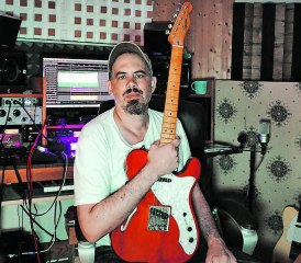 In seinem Studio in Gontenschwil tüftelte der Musiker Lars Rüetschi an seinem Song. (Bild: zVg.)