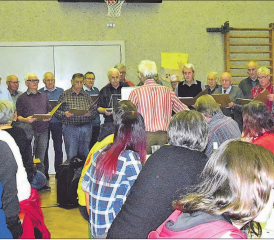 Die Sänger hatten ein Platzproblem: Ein sinnvolles Aufstellen des Chors war nicht möglich, aber das Ständchen unter der Leitung von Peter Lüscher kam bei den Gästen sehr gut an. (Bilder: st.)