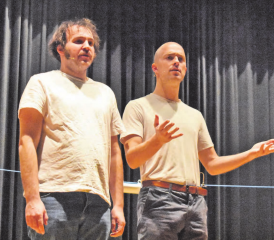 InterroBang führten das Publikum in der Mehrzweckhalle Teufenthal in den «Garten Reden», wie ihr neues Programm heisst. (Bild: hg.)
