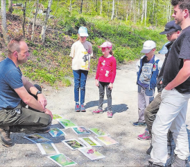An den Kinder-Erlebnistagen im Wald lernten die Kinder viel Wissenswertes über Wildtiere und Pflanzen. (Bilder: zVg.)