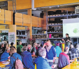 Was sind Neophyten? David Preiswerk vom Naturama führte praxisnah in die Thematik ein. (Bild: zVg.)