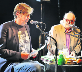 Die beiden kennen sich schon länger: Pedro Lenz (l.) und Gogo Frei unterhielten das Publikum im «Böröm». (Bild: rc.)