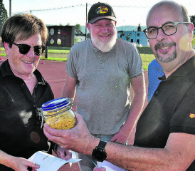 Alle rätseln, wie viele Hörnli sich im Glas befinden: Die Staffelbacher kamen mit ihrem Schätzresultat der Wirklichkeit am nächsten, abgebildet Trudy Müller, Herbert Hunziker und Thomas Buchschacher. (Bilder: aw.)