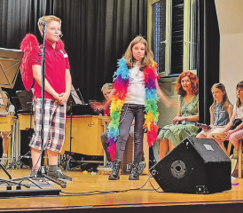 Bescheiden am Rand: Hanna Matti (in der Mitte hinten) während des Duetts von Jeremy Weber und Lorena Hauri an ihrem Abschiedskonzert. (Bild: tf)