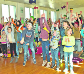 Bewegung auch beim Singen: Am letzten Tag wurden die Lieder für den Gottesdienst vom Sonntagmorgen eingeübt. (Bilder: st.)