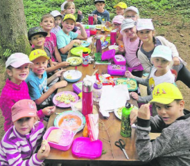 Gemeinsam zu Tisch: Die Waldkräuterpasta wurde gemeinsam an der grossen Waldtafel genossen.