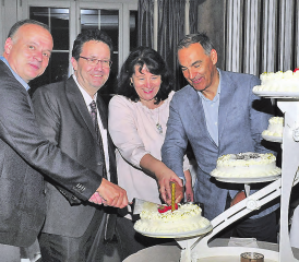 90 Jahre Strandbad Seerose in Meisterschwanden: Zur Feier des Tages wurde an der Generalversammlung auch eine Jubiläumstorte aufgefahren. Im Bild (von links) Vizepräsident André Meier, Präsident Dieter Studer, Manuela Gölz und Felix Suhner in Dessertlaune. (Bild: msu.)
