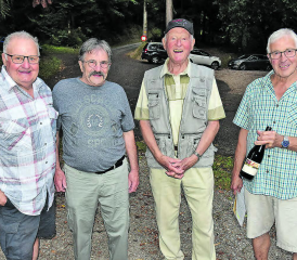 Drei Gründungsmitglieder am Waldhaushock anwesend: Hansjörg Madliger, Hans Häfliger und Werner Müller v. l. Vorstandsmitglied Bernhard Aeschbach (r.) trat ein Jahr später dem Langlaufverein bei. (Bild: aw.)